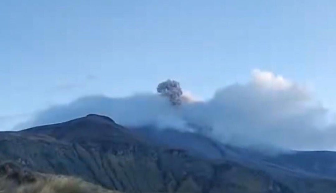Volcán Puracé continúa con emisiones de ceniza, según informa la comunidad