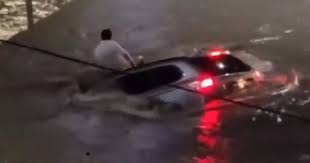 Fuertes lluvias arrastraron a conductor durante graves inundaciones en Bahía, Brasil