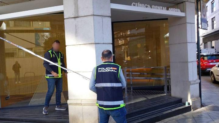 La Policía Nacional registra la clínica dental de Valencia donde fue tratada la niña fallecida