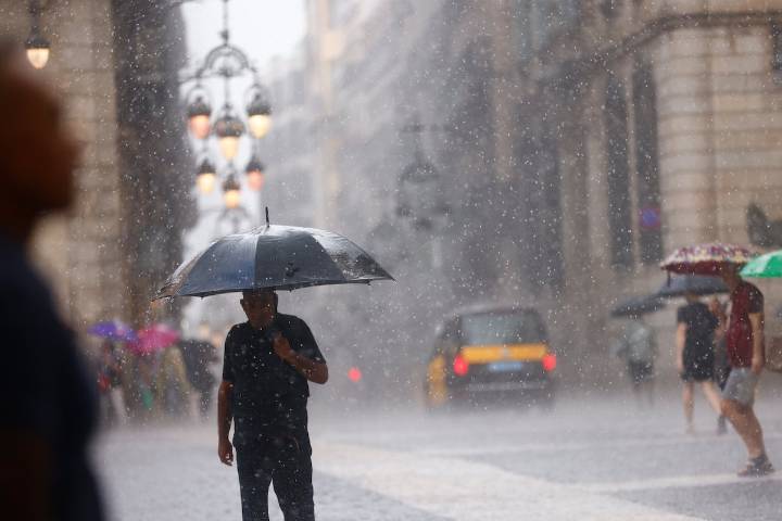 La Generalitat pide evitar desplazamientos innecesarios ante la previsión de lluvias torrenciales