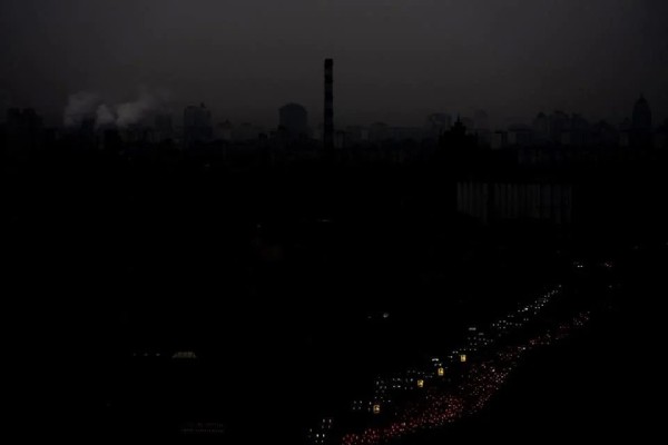 Intenta Ucrania recuperar electricidad tras ataques rusos