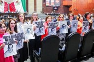 Exhiben diputadas a 'Cuau' como violentador en efeméride