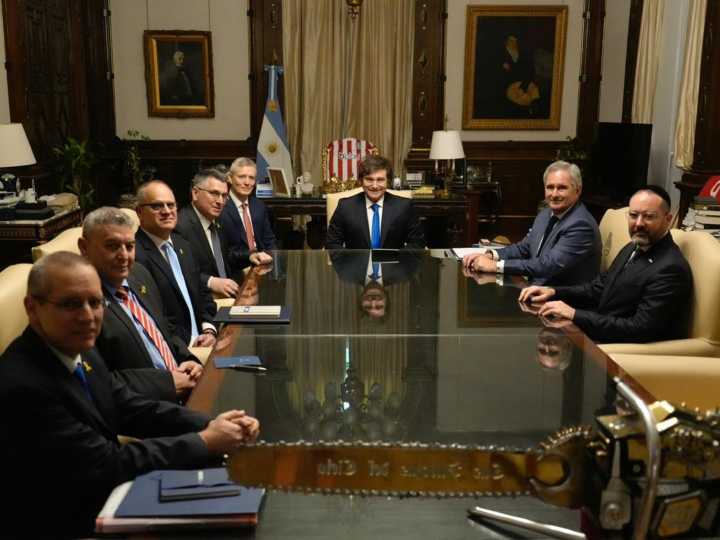 Javier Milei contra el "Chiqui" Tapia: ahora el Presidente puso la camiseta de Estudiantes en el sillón de Rivadavia