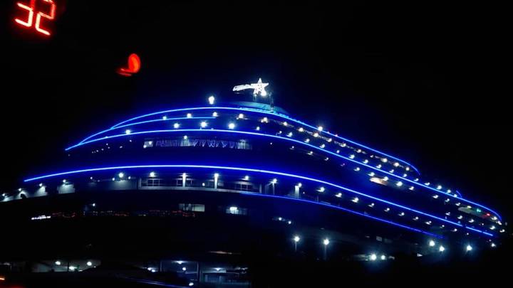Luces y adornos navideños decoran por las noches El Helicoide, principal centro de torturas en Venezuela