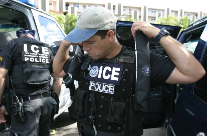 ICE amplía vigilancia con cámaras lectoras de matrículas