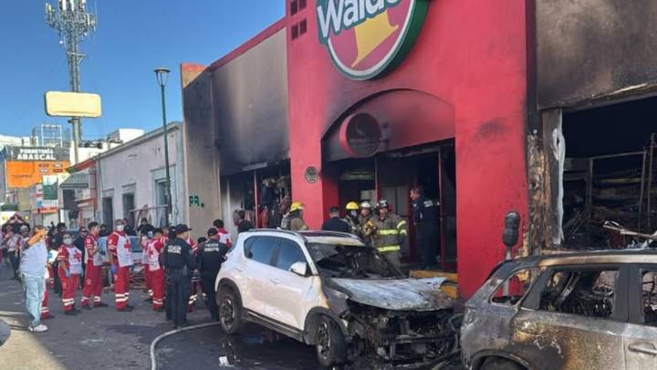 Una tienda Waldos se incendió en Hermosillo, Sonora, dejando al menos 23 personas fallecidas.