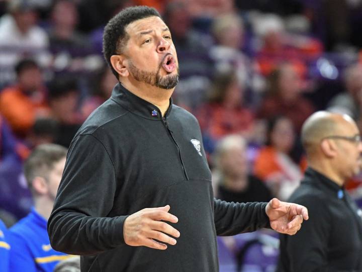 Deadspin | Longwood puts up a fight before Pitt pulls away