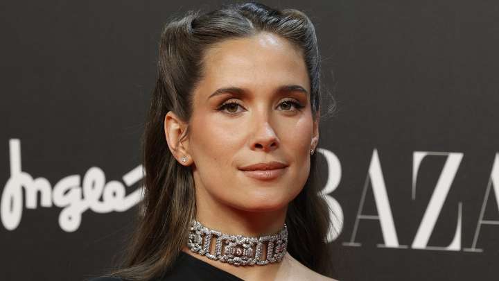 María Pombo tiene el look perfecto para un fin de semana lluvioso: abrigo de cuero, punto y jeans