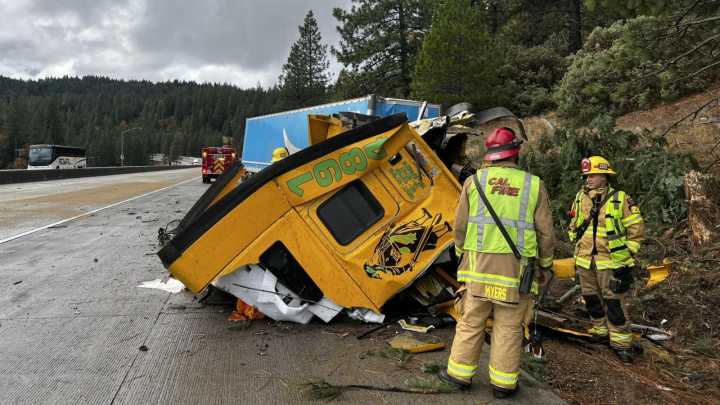 Major semi-truck crashes block westbound I