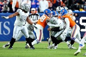 NFL-best Broncos edge Raiders to win seventh in a row