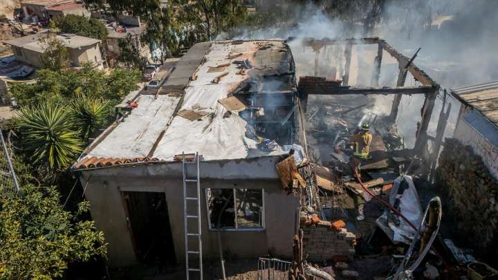 Incendio deja sin hogar a una familia en la colonia Camino Verde