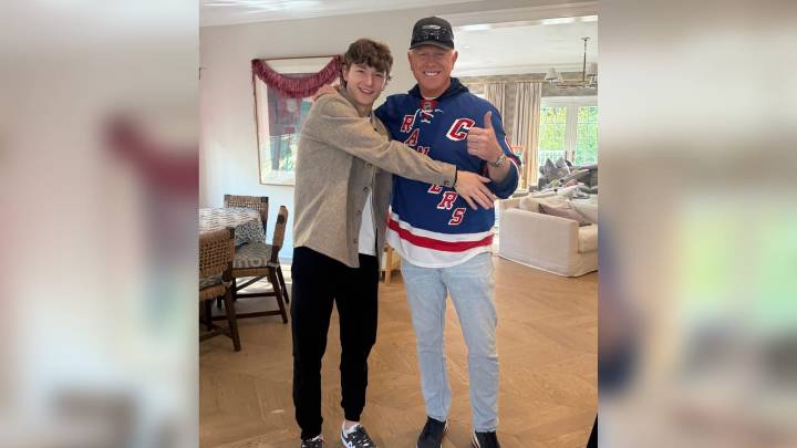 Schaefer jokingly mocks Boomer Esiason for wearing Rangers jersey