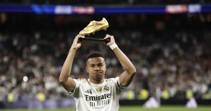 Mbappé ofrece la Bota de Oro a la afición en el Santiago Bernabéu