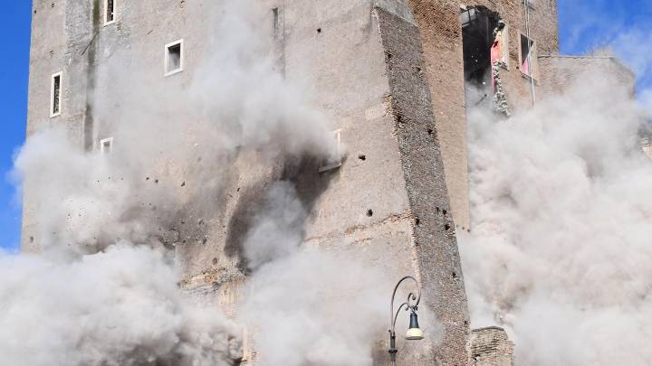 El derrumbe de una torre medieval en Roma deja varios heridos y un operario atrapado entre los escombros