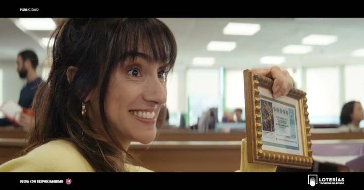 Un décimo enmarcado de hace 30 años protagoniza el anuncio de la Lotería de Navidad de 2025