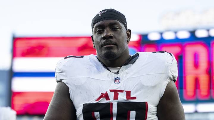 Falcons place DL Sam Roberts on IR, sign DL Kentavius Street from the practice squad