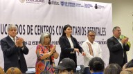 Austria Galindo entrega certificados educativos
