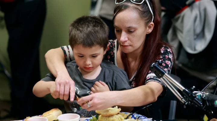 'Great day to give back': Homeless Utahns served Thanksgiving meals, more at Rescue Mission