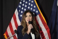 Noem entrega cheques de bonificación por $10,000 a trabajadores de TSA