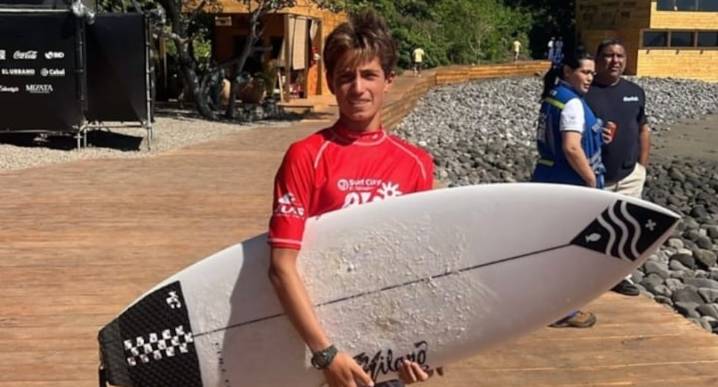 Bastian Arévalo en las finales del Surf City de El Salvador Alas Global Finals 2025