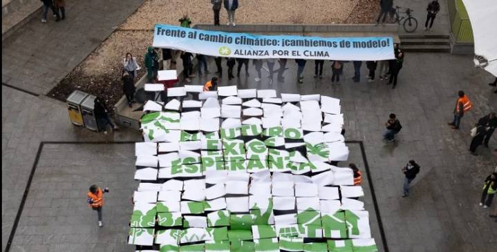 Cientos de miles de personas se movilizan en todo el mundo para exigir justicia climática durante la COP30