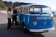 Volkswagen presenta combi restaurada que sobrevivió a incendio en California y conquistó corazones