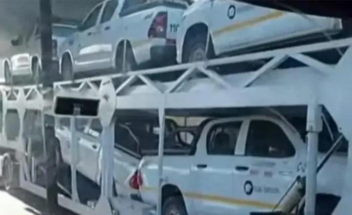 Un camión mosquito quedó trabado bajo un puente en la Panamericana y genera grandes demoras