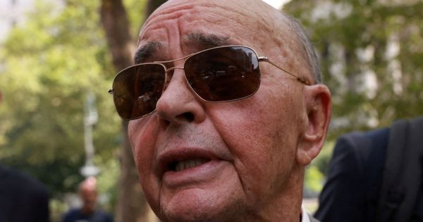 Trump indulta a Lewis en caso de información privilegiada