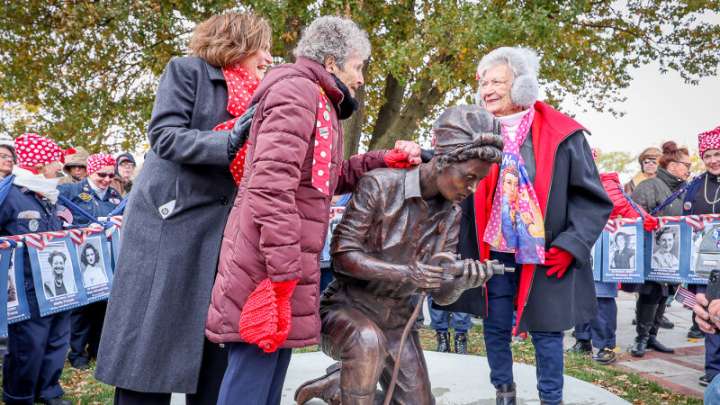 Rosie the Riveter statue unveiled on Veterans Day