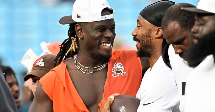 Saturday Dawg Chow (11/1): Trade rumors, PSLs, injuries, and more!