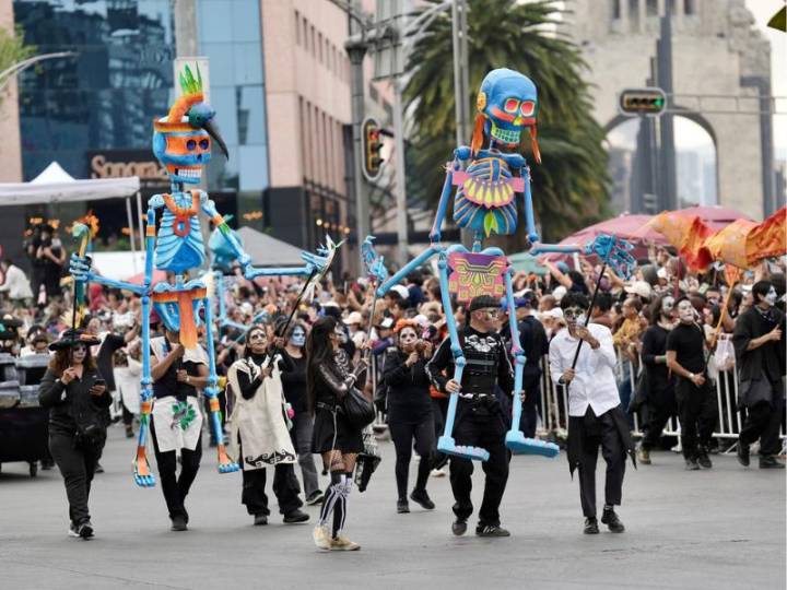 Miles de personas celebran la vida en el Desfile del Día de Muertos de la CDMX