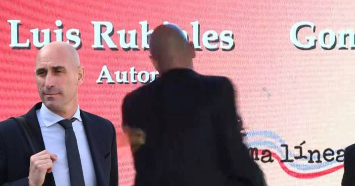 (VIDEO) ‘Sinvergüenza’: Así le lanzaron huevos a Luis Rubiales; esquivó 2, pero no el tercero