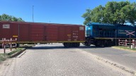 Intentan remover el tren descarrilado en Santa Fe, que está cortando Avenida Perón