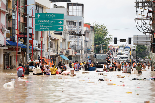 Número de muertos por inundaciones en sur de Tailandia supera los 80; descienden niveles de agua