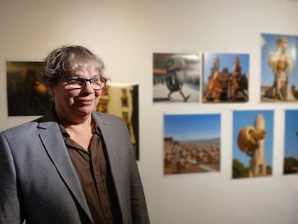 Roberto Echen, el artista “silver” que convierte los residuos digitales del brainrot en arte con ayuda de la IA