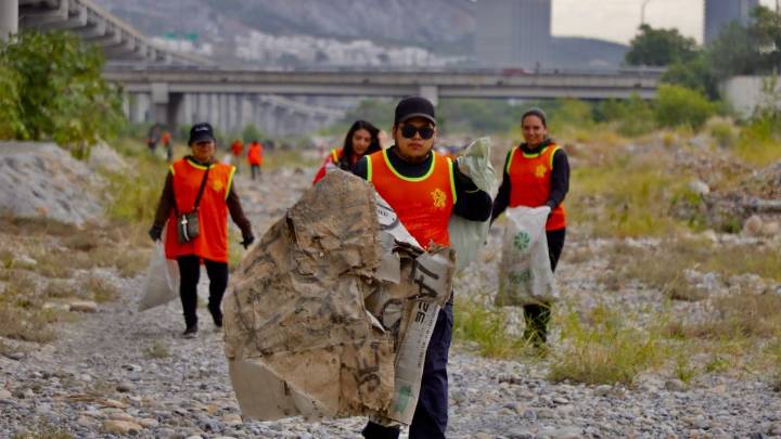 Retiran voluntarios más de media tonelada de basura del Río Santa Catarina