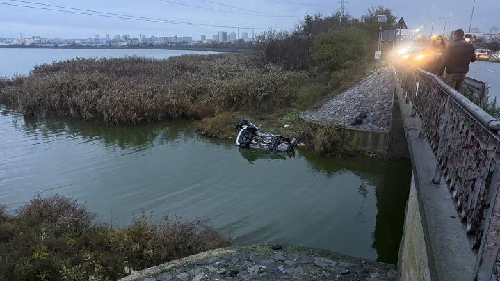 Van is chased by police in Bulgaria and crashes, killing six migrants