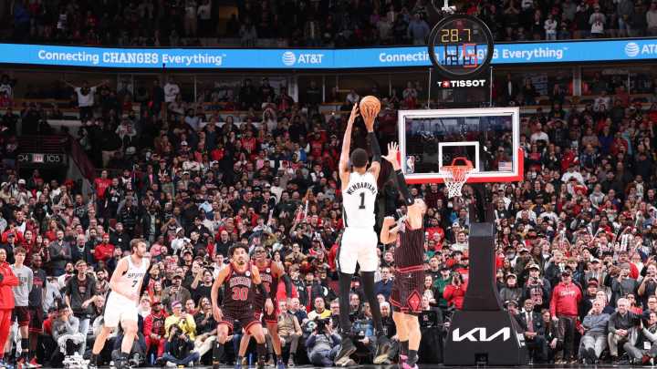 Wembanyama scores 38 points as the Spurs rally past the Bulls for a 121