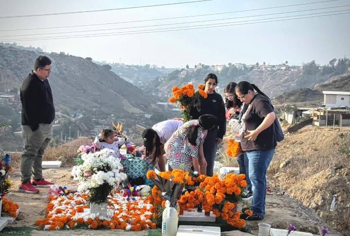 Familias se reúnen en el Panteón para honrar a sus difuntos en el Día de Muertos