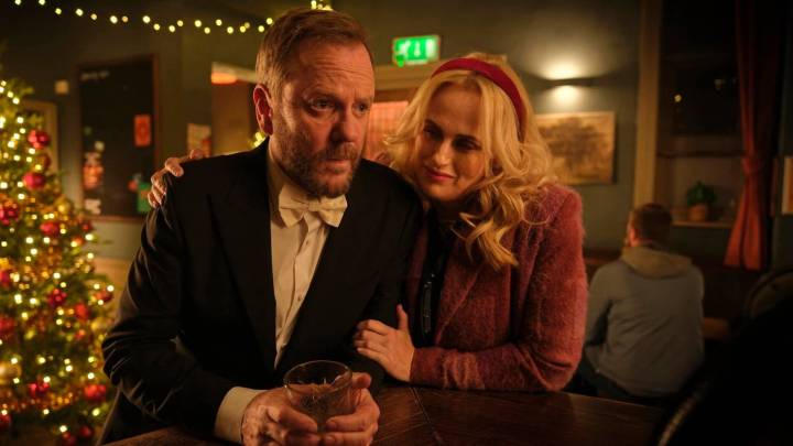 Kiefer Sutherland Goes Meta as a Washed-Up Action Star in Exclusive Clip From Christmas Comedy 'Tinsel Town'
