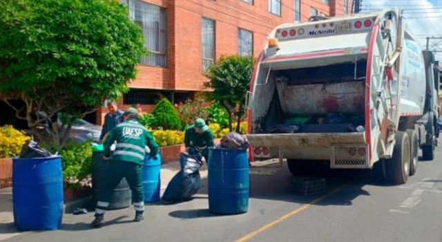 Vuelve el sonido de la campana a los camiones recolectores de basuras en Bogotá