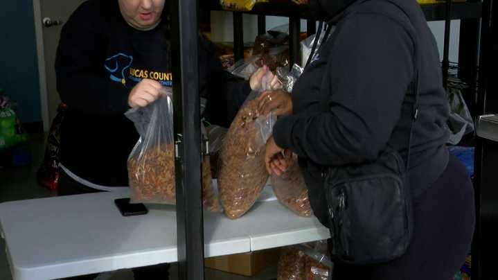 LC4 offers pet food pantry for pet owners in need