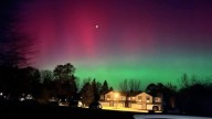 Impresionantes auroras boreales tiñen los cielos nocturnos, visibles incluso tan al sur como en Florida