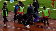 Entrenador de un club serbio muere de un infarto durante un partido de primera división (Video)
