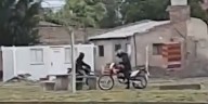 Violento ataque de motochorros a una pareja en Río Negro: les gatillaron tres veces para robarles