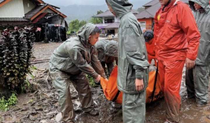 La cifra de muertos por inundaciones en Indonesia supera los 300