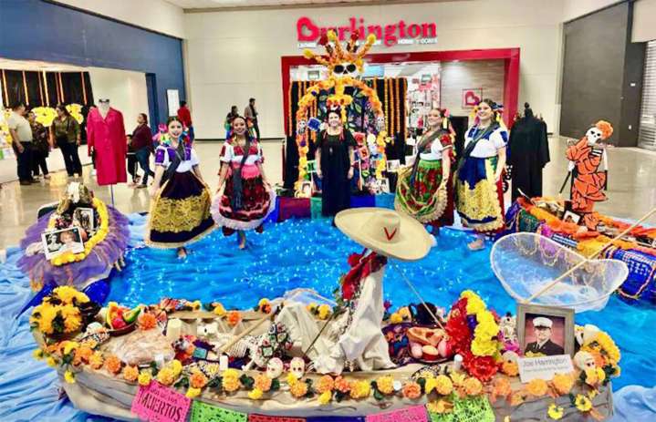 Celebran en Del Río el Día de Muertos con altar binacional en la "Plaza del Sol"