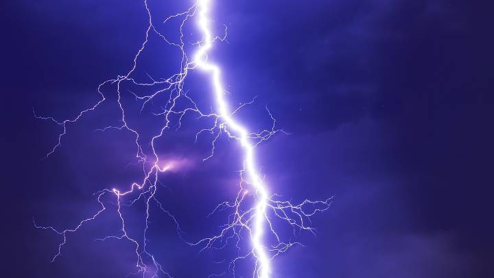 Se suma la probabilidad de "fuertes rachas de vientos": Meteorología actualiza aviso por tormentas eléctricas para cuatro regiones