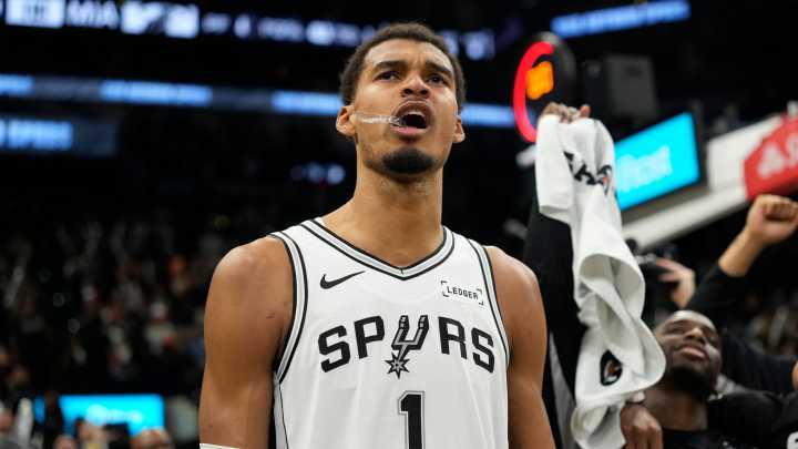 Spurs at Suns odds, picks and predictions
