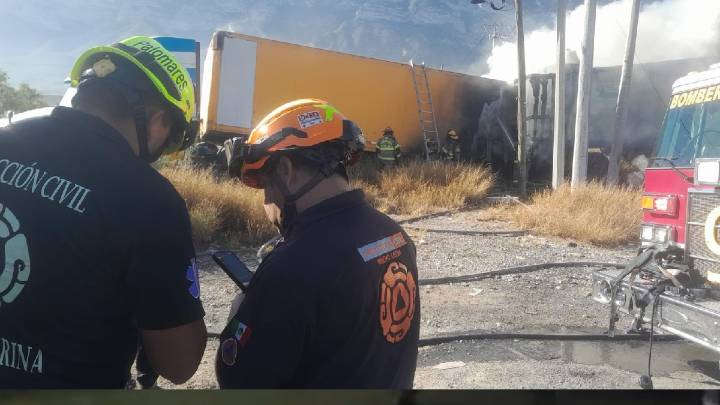 Tráiler pierde el control y se queda sin frenos en Santa Catarina; accidente provoca incendio